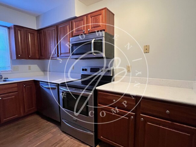 Building Photo - "Spacious 3 Bedroom condo with Finished Ba...