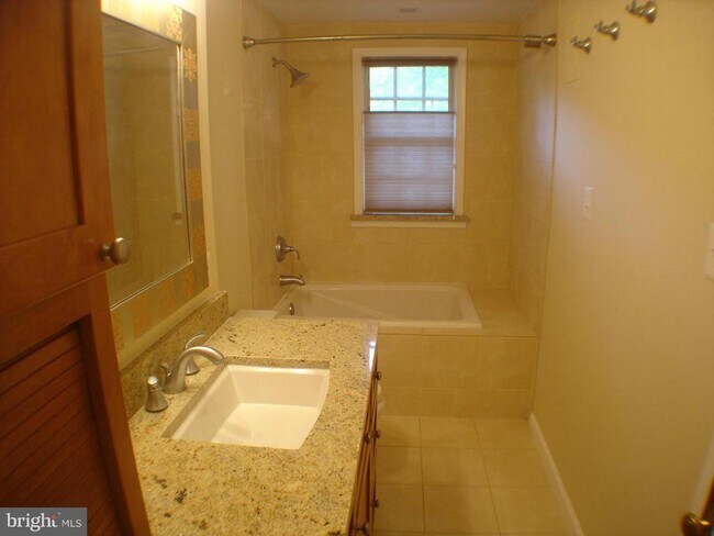 Building Photo - 806 S Arlington Mill Dr