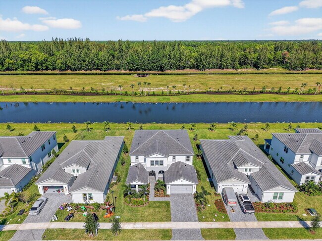 Building Photo - 15120 Wildwood Cir