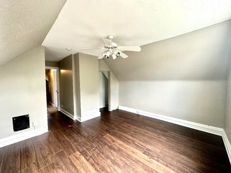 Building Photo - 1211 21st St