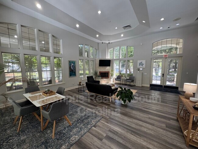 Building Photo - 897 Fording Island Rd