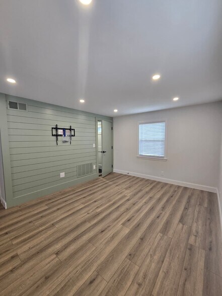 Building Photo - 613 Willow Ave