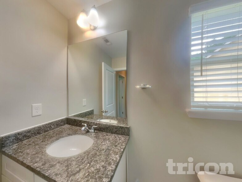 Building Photo - 325 Nutwood Trce