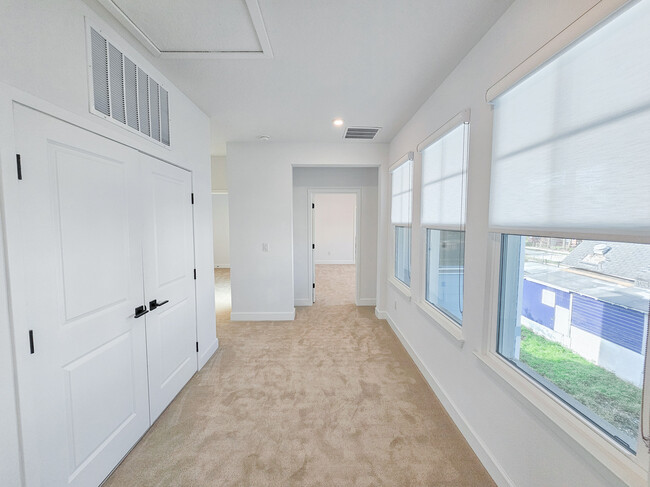 Building Photo - 408 E Oak Ave
