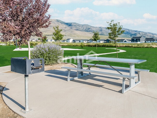 Building Photo - 4370 N Poplar St