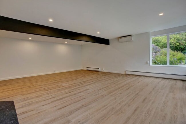 Building Photo - 3Bd/2.75Ba Shoreline House