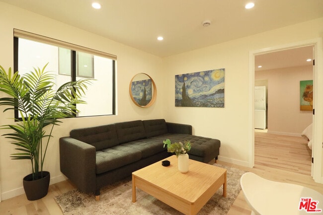 Building Photo - 9024 Phyllis Ave