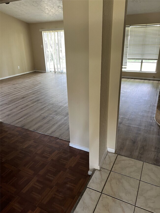 Building Photo - 10115 Overview Dr