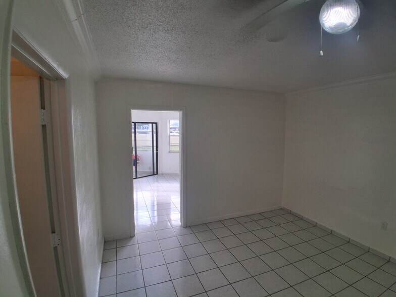 Building Photo - 1605 NE Miami Gardens Dr