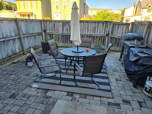 Building Photo - 2-Bedroom Townhouse w Fenced Patio, Off-Street Parking, Dishwasher, and Easy Commute