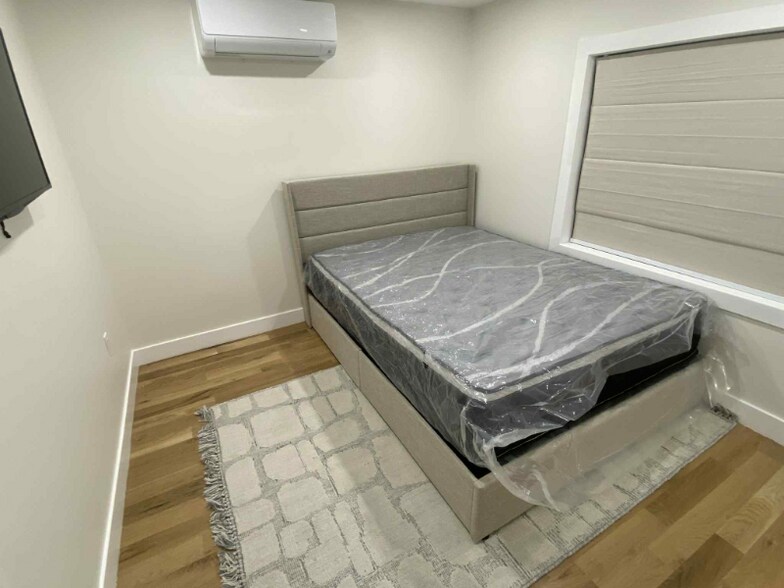 Building Photo - 8 Russell Rd