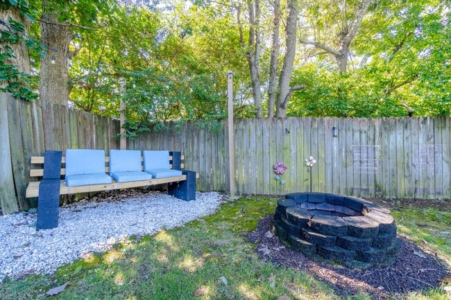 Building Photo - Beautiful 3 bedroom 2 bath house w/attached garage.