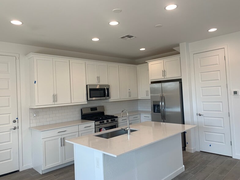 Building Photo - 9923 E Tiburon Ave