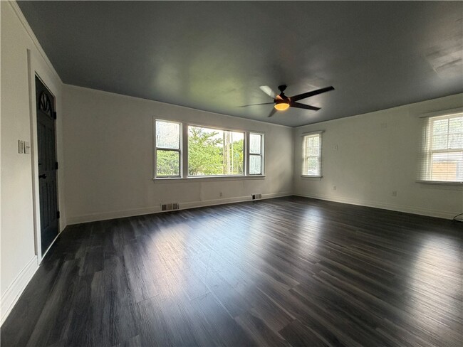 Building Photo - 1095 S Ray Ave