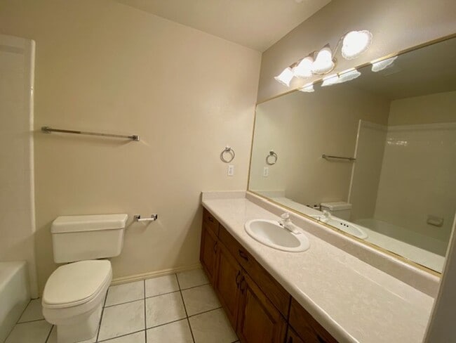Building Photo - SPACIOUS HOME FOR RENT!