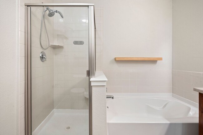 Building Photo - Charming 2 Bed, 2 Bath Top-Floor Condo with Great Sunrise Views