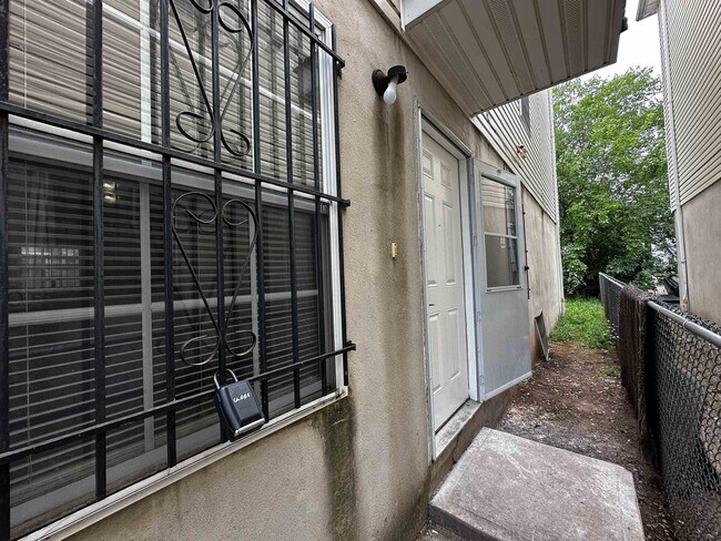 Building Photo - 280 Jelliff Ave