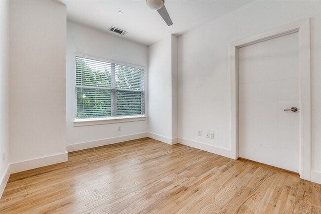 Building Photo - 1828 N Garrett Ave