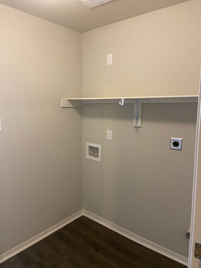 Building Photo - Pre-Leasing Now: Comfortable 3-Bedroom, 2-Bath Duplex in Fairview Haven