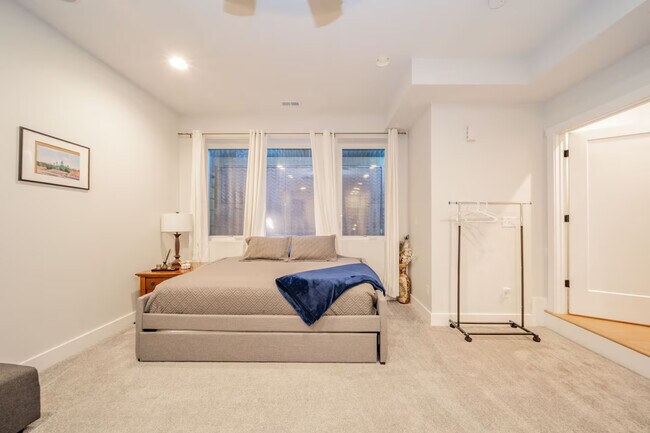 Building Photo - 930 Elm St