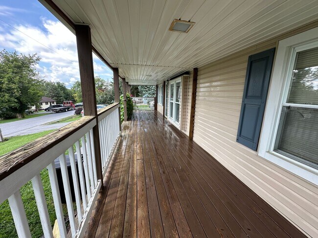 Building Photo - 955 Beaver Dr NW
