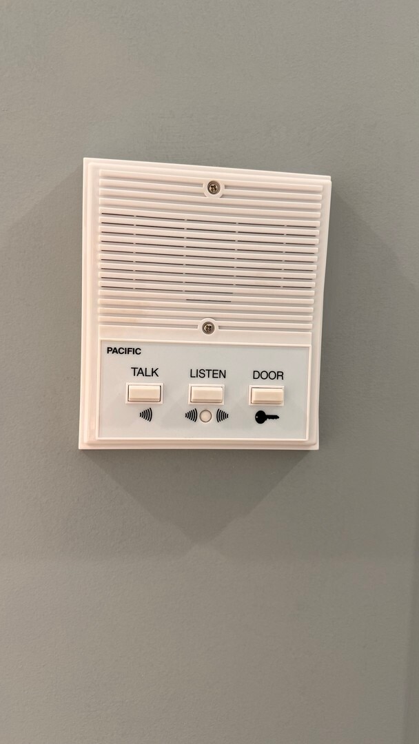 Building Photo - 5938 W Montrose Ave