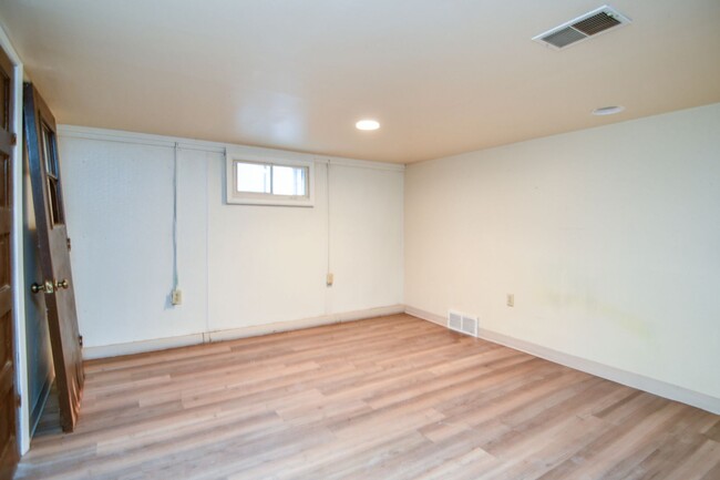 Building Photo - 2 Bed 1 Bath Lower - ALL UTILITIES INCLUDE...