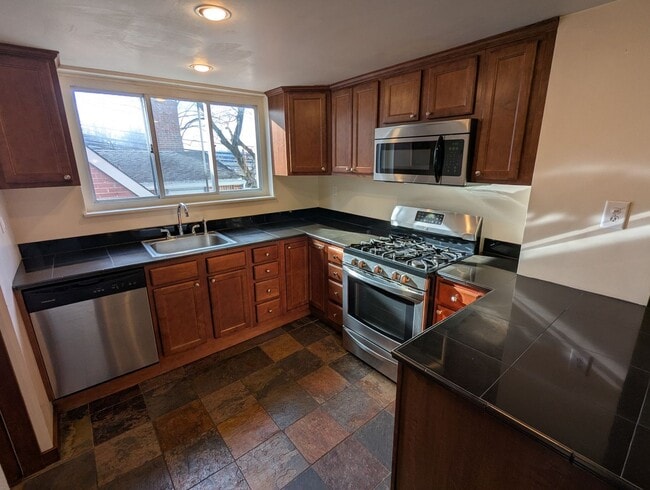 Building Photo - 4 Bedroom, 2 Bathroom Single Family Home (Mt. Washington)