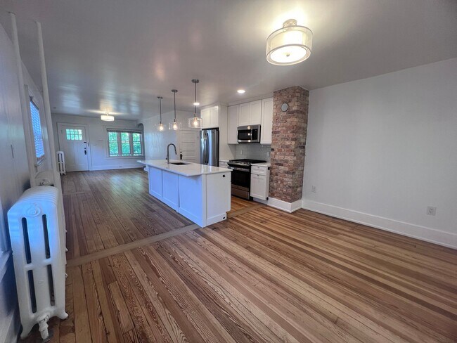 Building Photo - Spacious 2 bedroom Duplex with a bonus room!