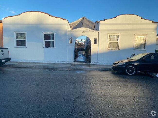 Building Photo - 940 S Downey Rd