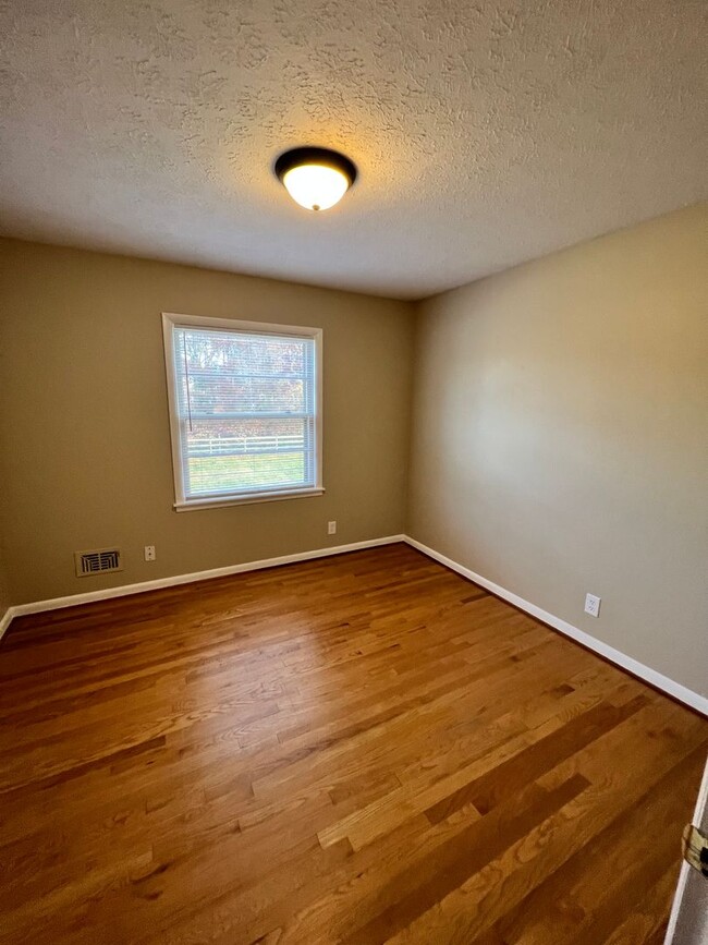 Building Photo - Adorable home in Highview