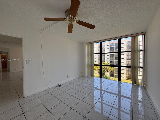 Building Photo - 17011 N Bay Rd