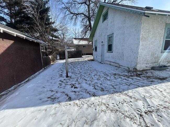 Building Photo - 18 8th Ave NW