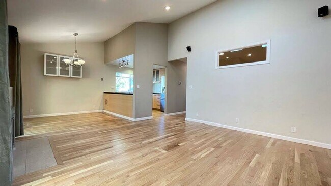 Building Photo - 2BD/2BA - Stylish 2BR Townhome Near Apple ...