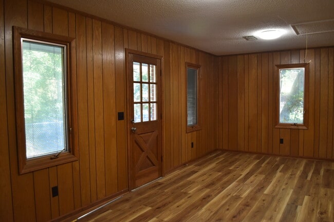 Building Photo - 959 Pleasant Valley Rd