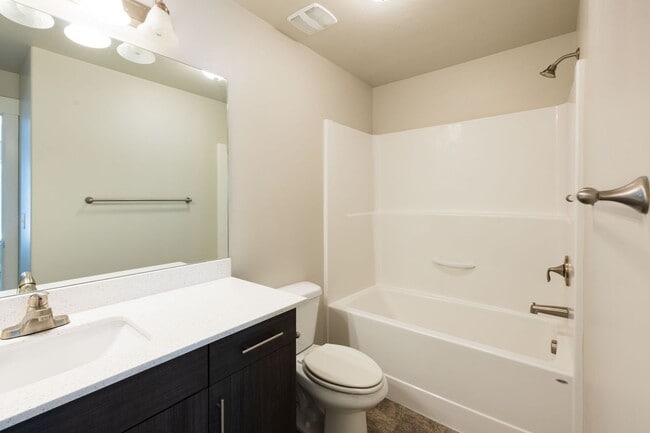 Building Photo - Beautiful Townhome in Rexburg Close to Campus