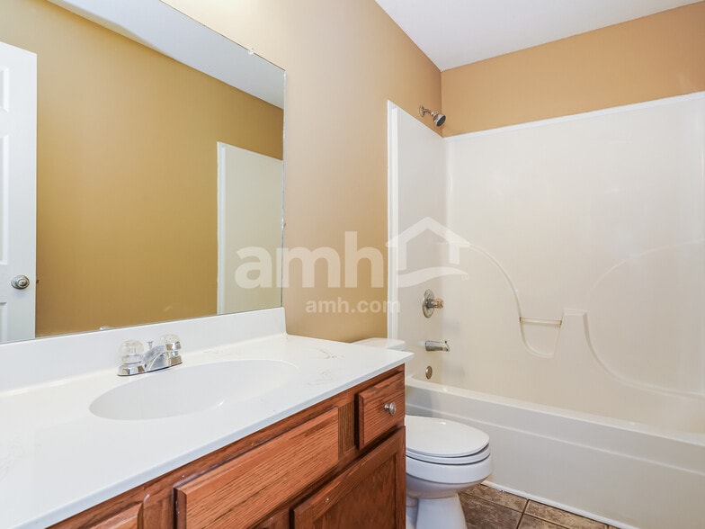 Building Photo - 1004 Hendricks Ct