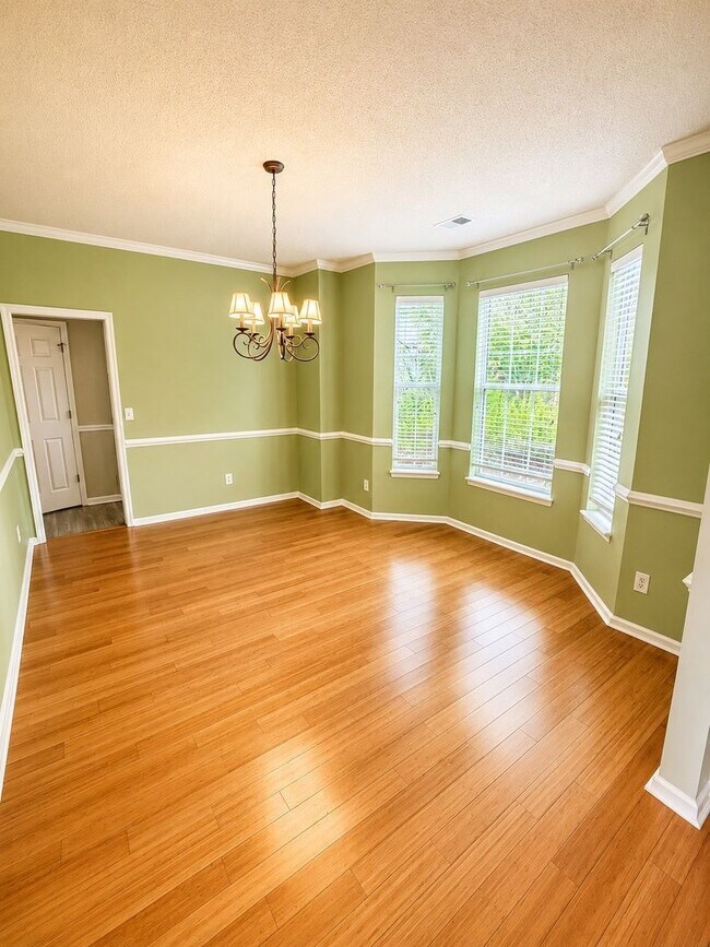 Building Photo - 1525 Clarendon Way