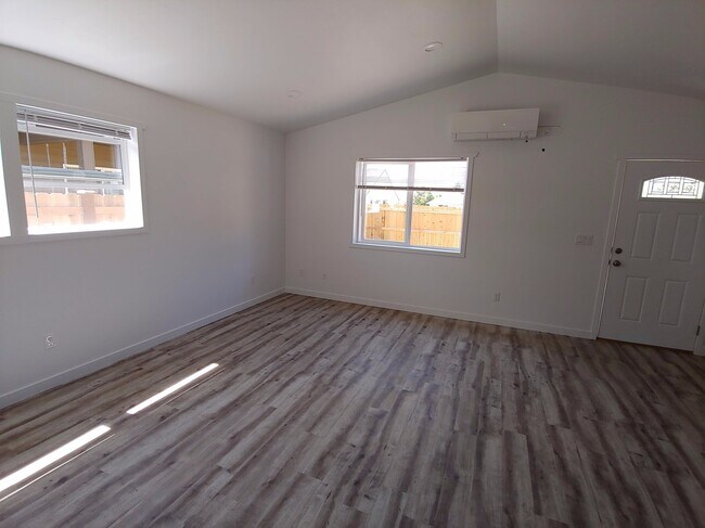 Building Photo - NW Oak 919-921