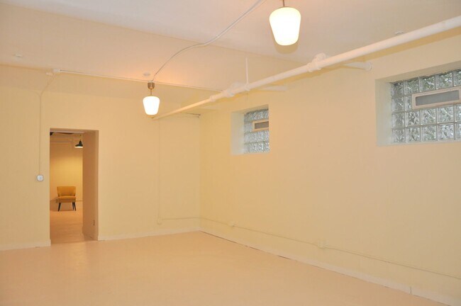 Building Photo - 2550 Pillsbury Ave