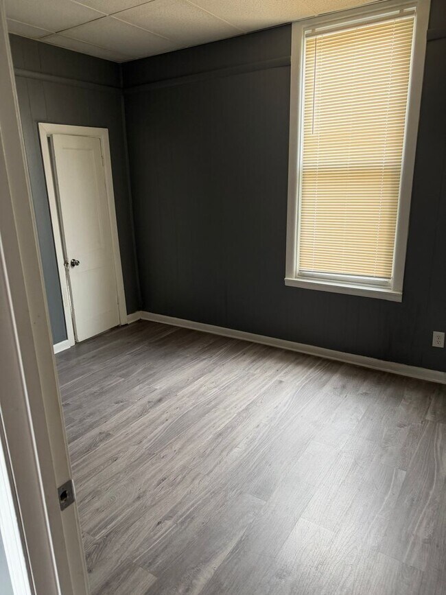 Building Photo - Large 5BR/2Ba House- Close to U of L Leasing Special- sign lease by 6/15/2026 and second month is...