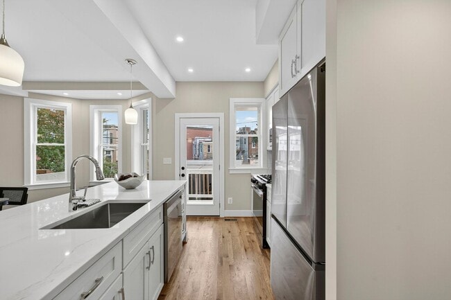 Building Photo - Renovated Hill East 3BR Near Metro + Parking