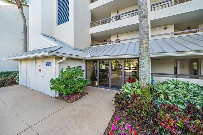 Building Photo - 243 Bay Colony Dr N