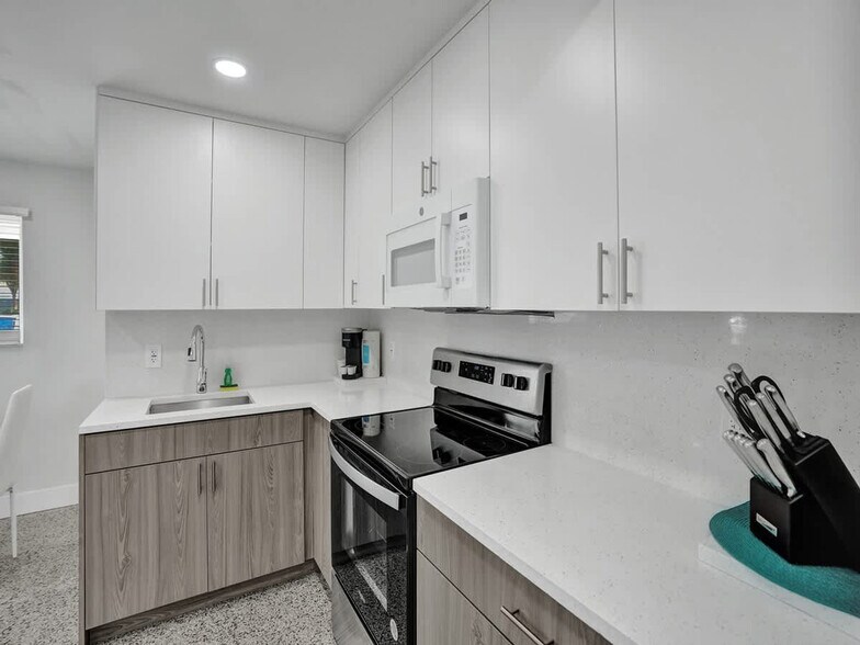 Building Photo - 906 N Riverside Dr