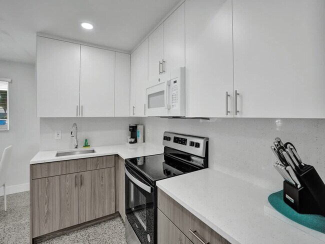 Building Photo - 906 N Riverside Dr