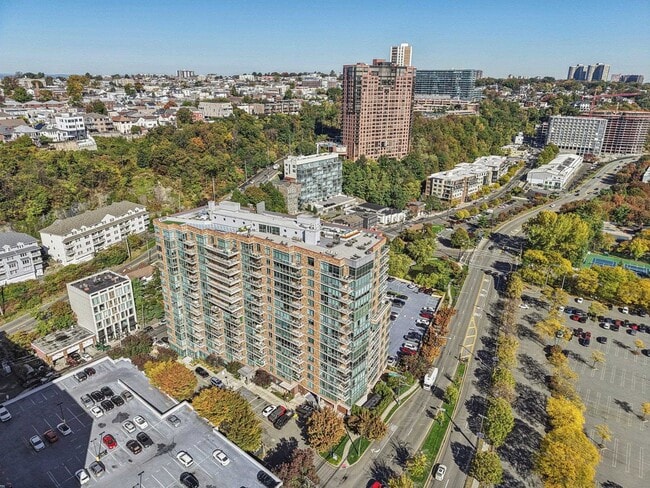 Building Photo - 915 Hudson Park