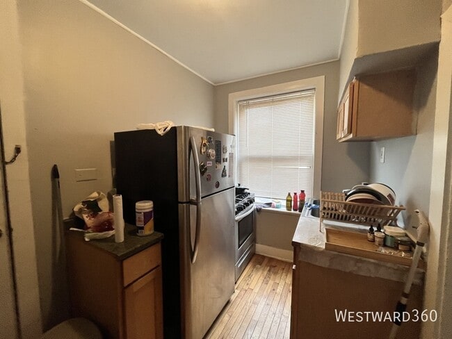 Building Photo - 1626 W Sherwin Ave