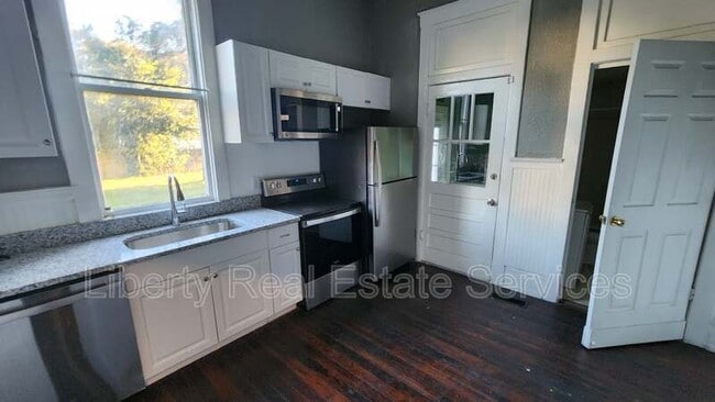 Building Photo - 826 E Duffy St