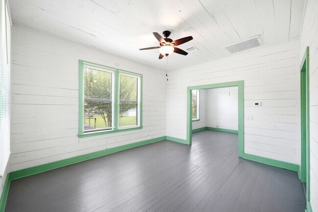 Building Photo - 313 S Blackwell St