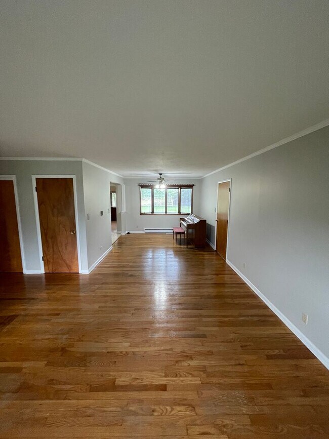 Building Photo - Three Bedroom Single Family Home in the Co...